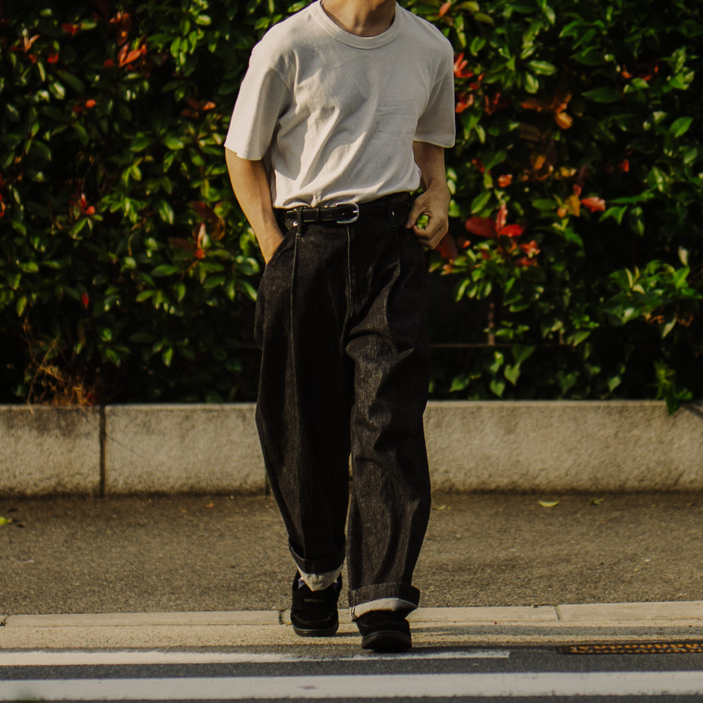 まるで魔法?履けばキマるネオンサインの究極ワイドデニムパンツ|みに